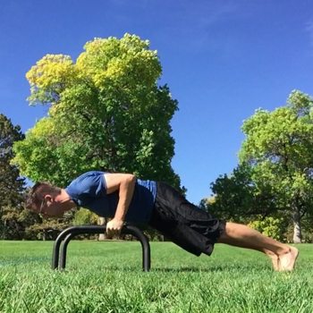 outdoor push up using parallettes