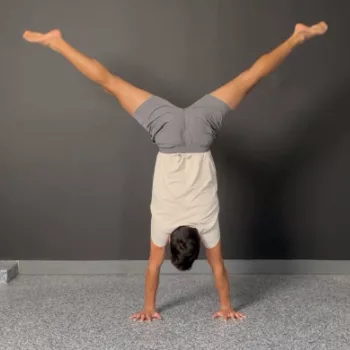 Mastering Handstand Push Ups: Expert Tips & Tricks for Beginners